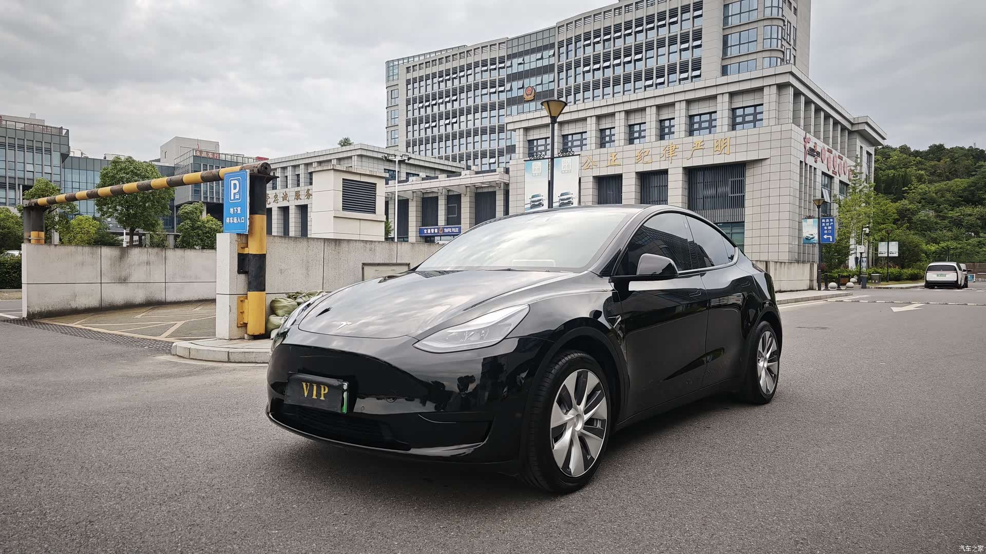 Tesla Model Y, 2023 1