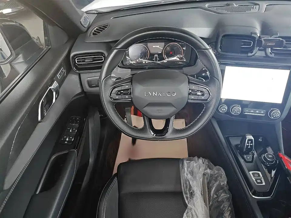 Lynk & Co 03