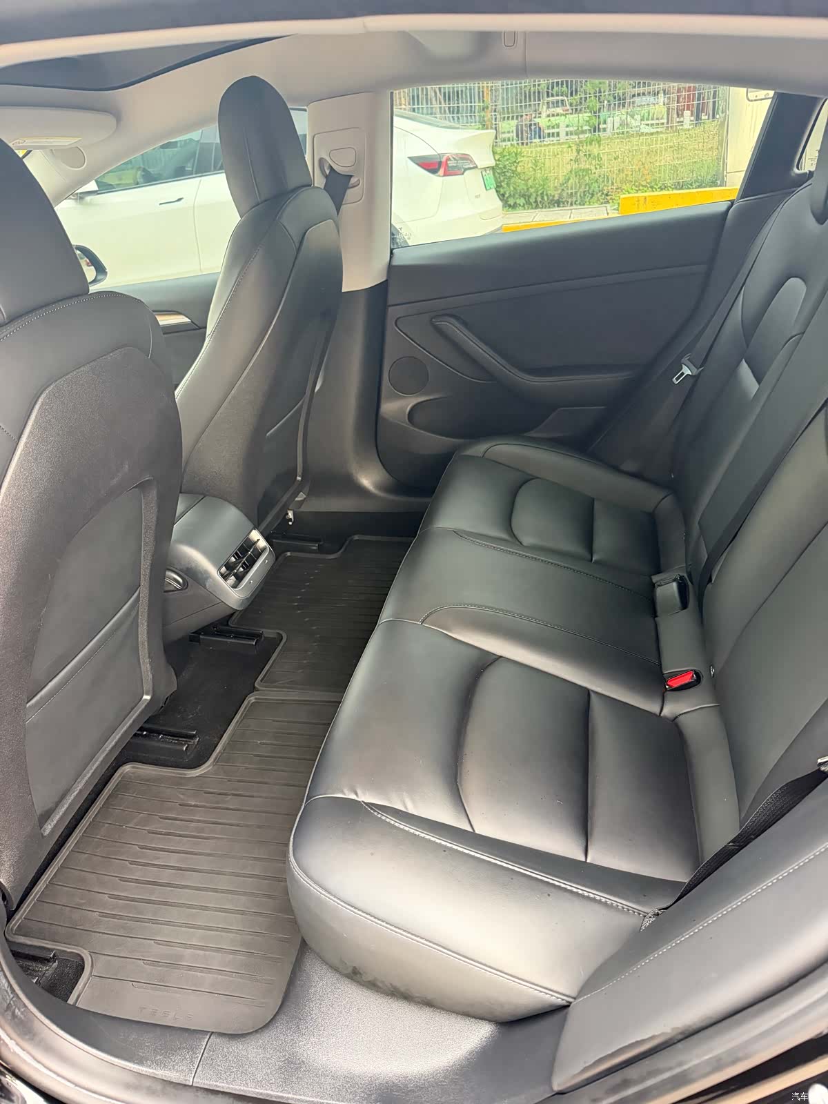 Tesla Model 3, 2022 все фото