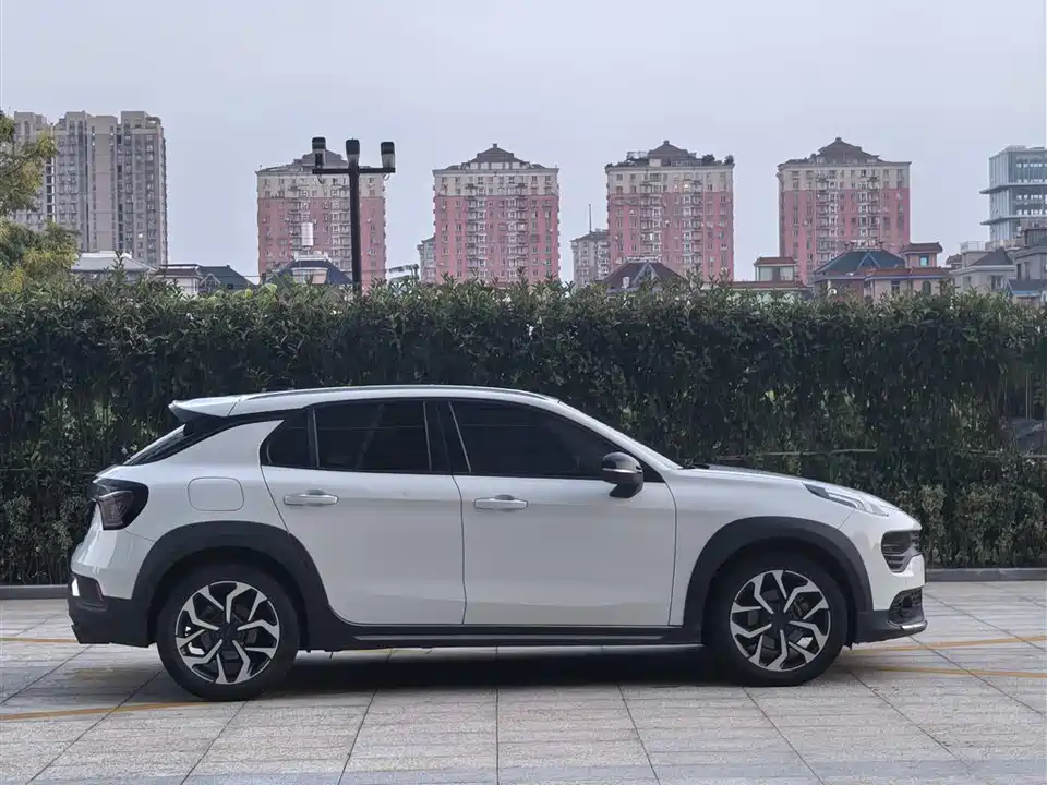 Lynk & Co 02