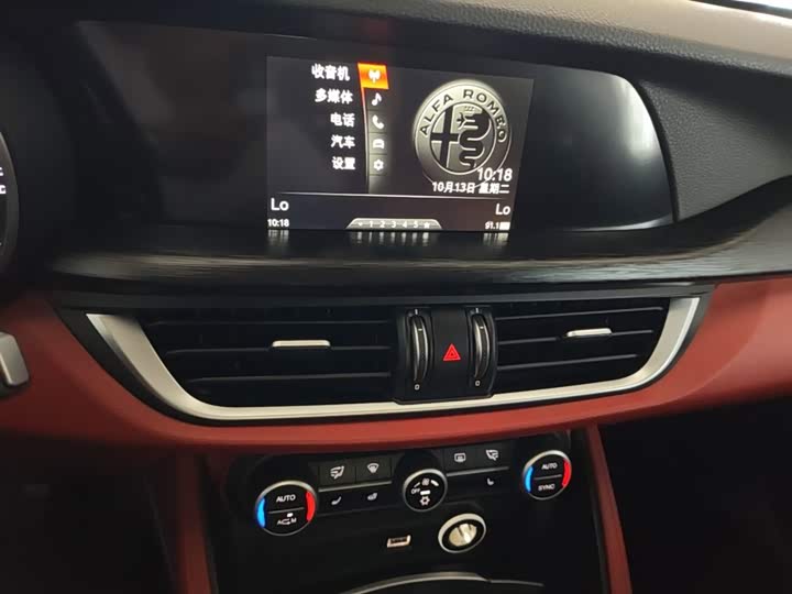 Alfa Romeo Stelvio 2017 2.0T 200HP jing ying ban