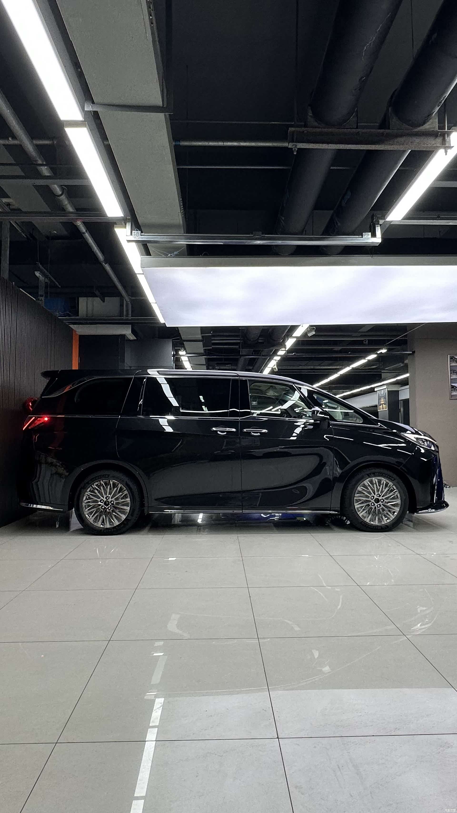 Lexus LM, 2025 3