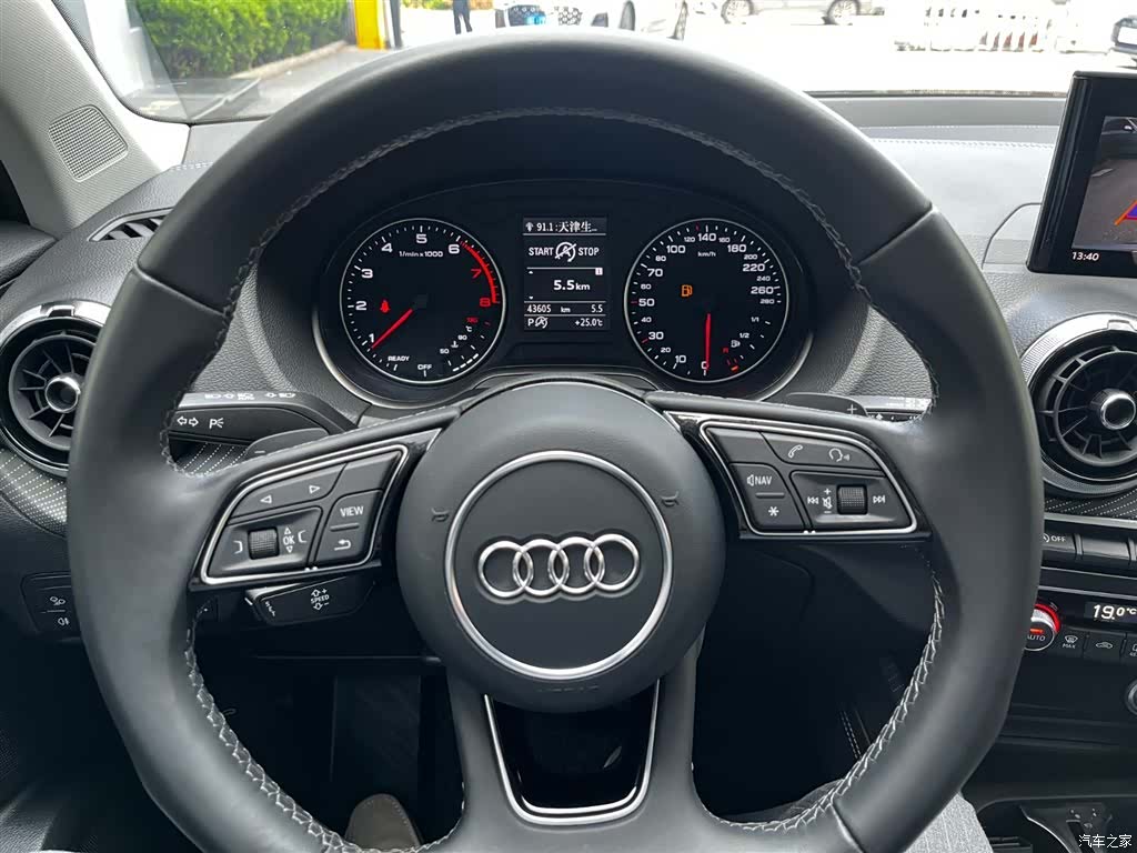 Audi Q2L, 2024 13
