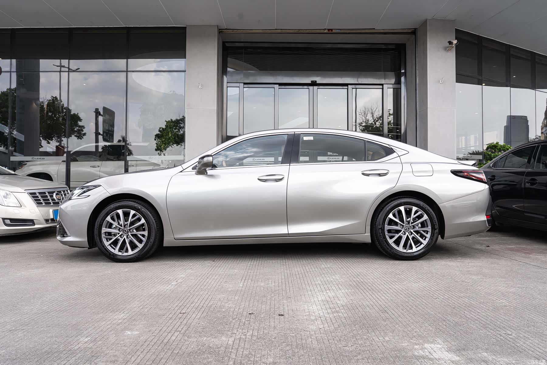 Lexus ES, 2025 4