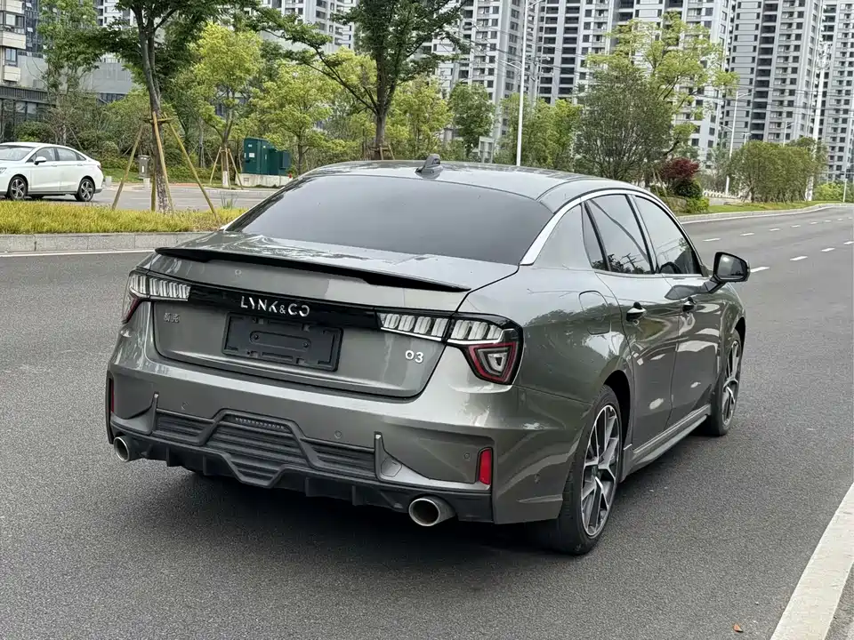 Lynk & Co 03