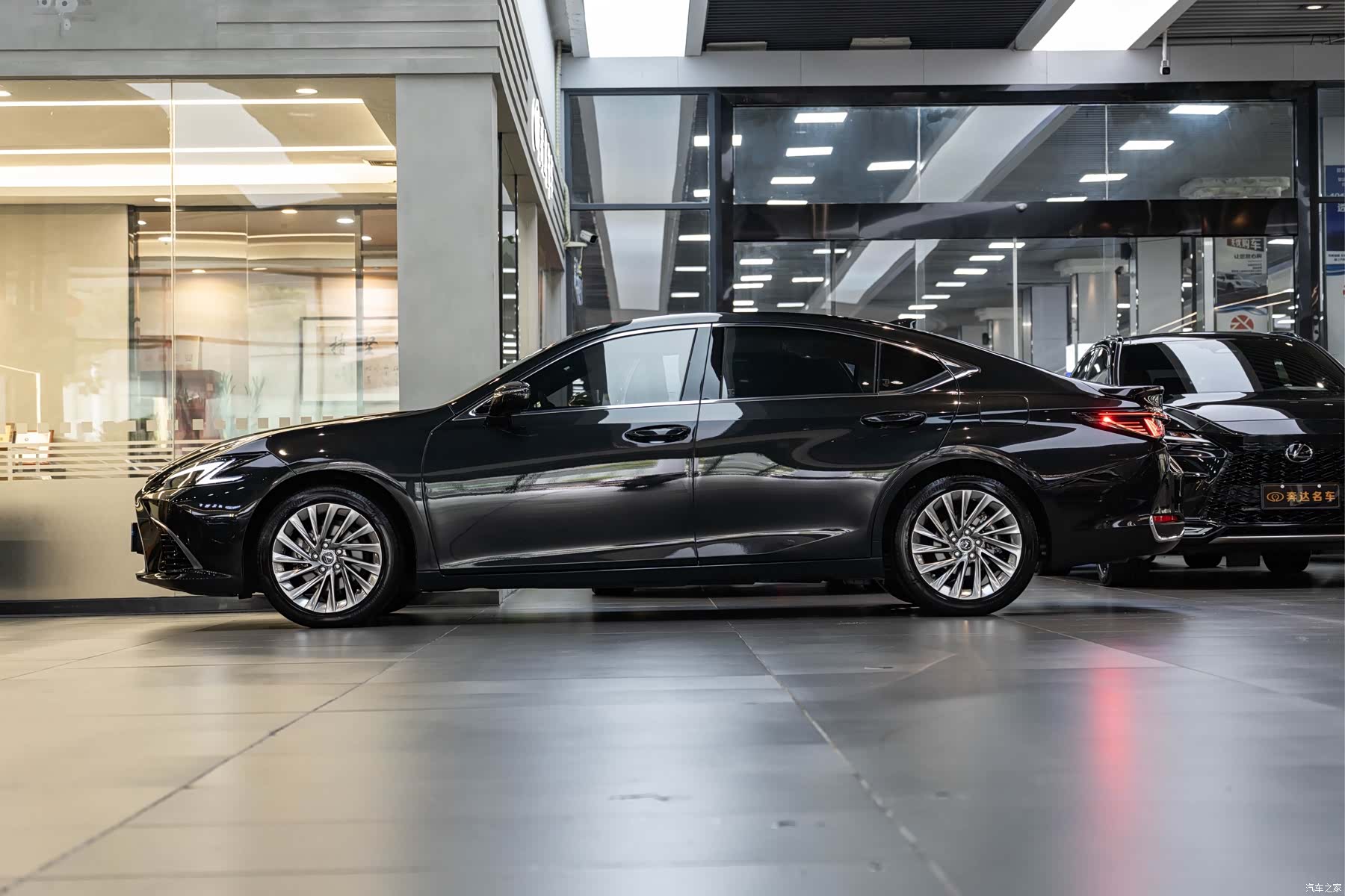 Lexus ES, 2025 4