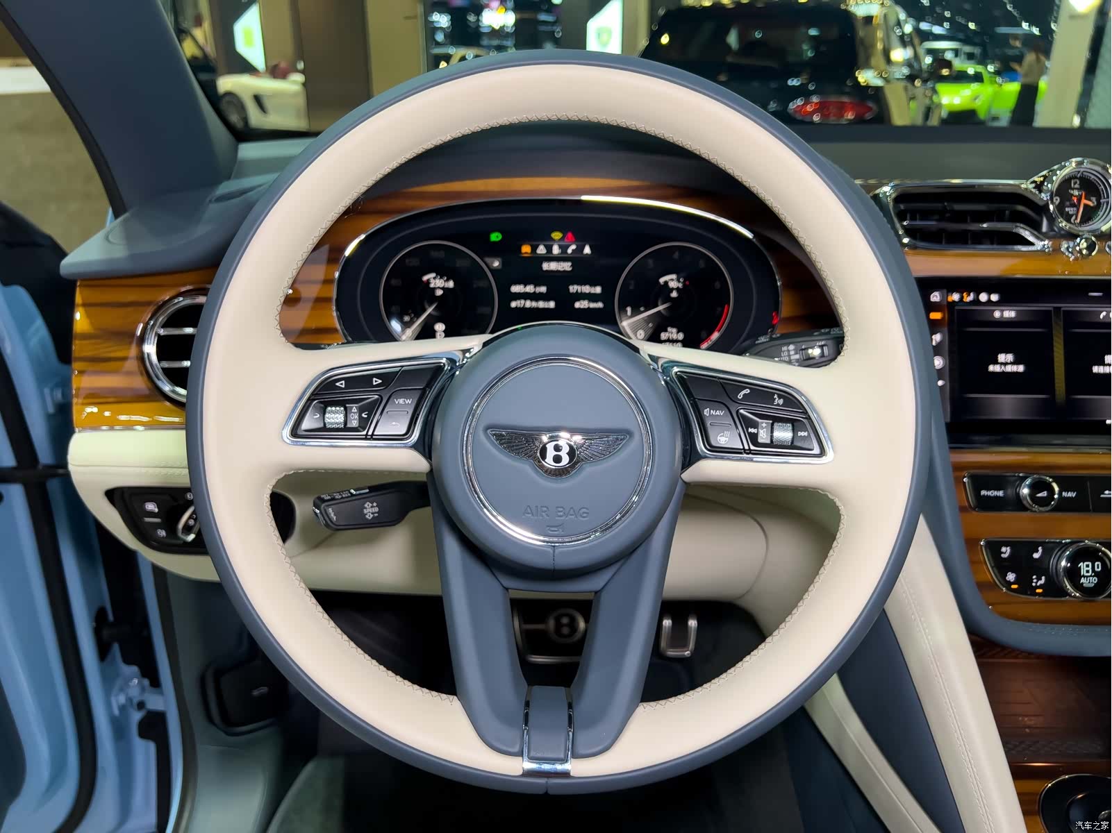 Bentley Bentayga, 2023 8