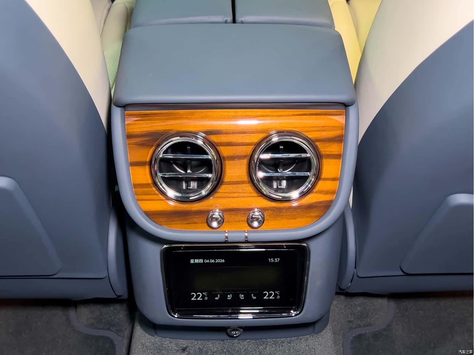 Bentley Bentayga, 2023 19