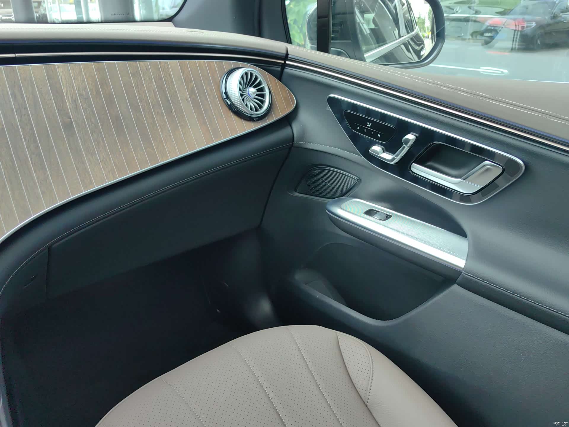 Mercedes-Benz EQE, 2025 13