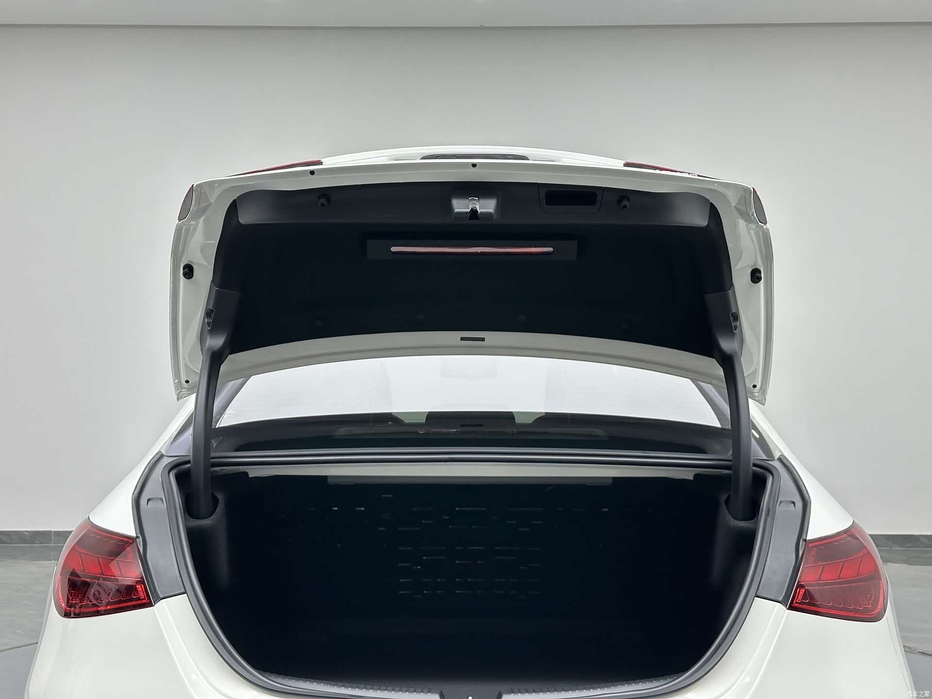 Mercedes-Benz C-Class, 2024 26