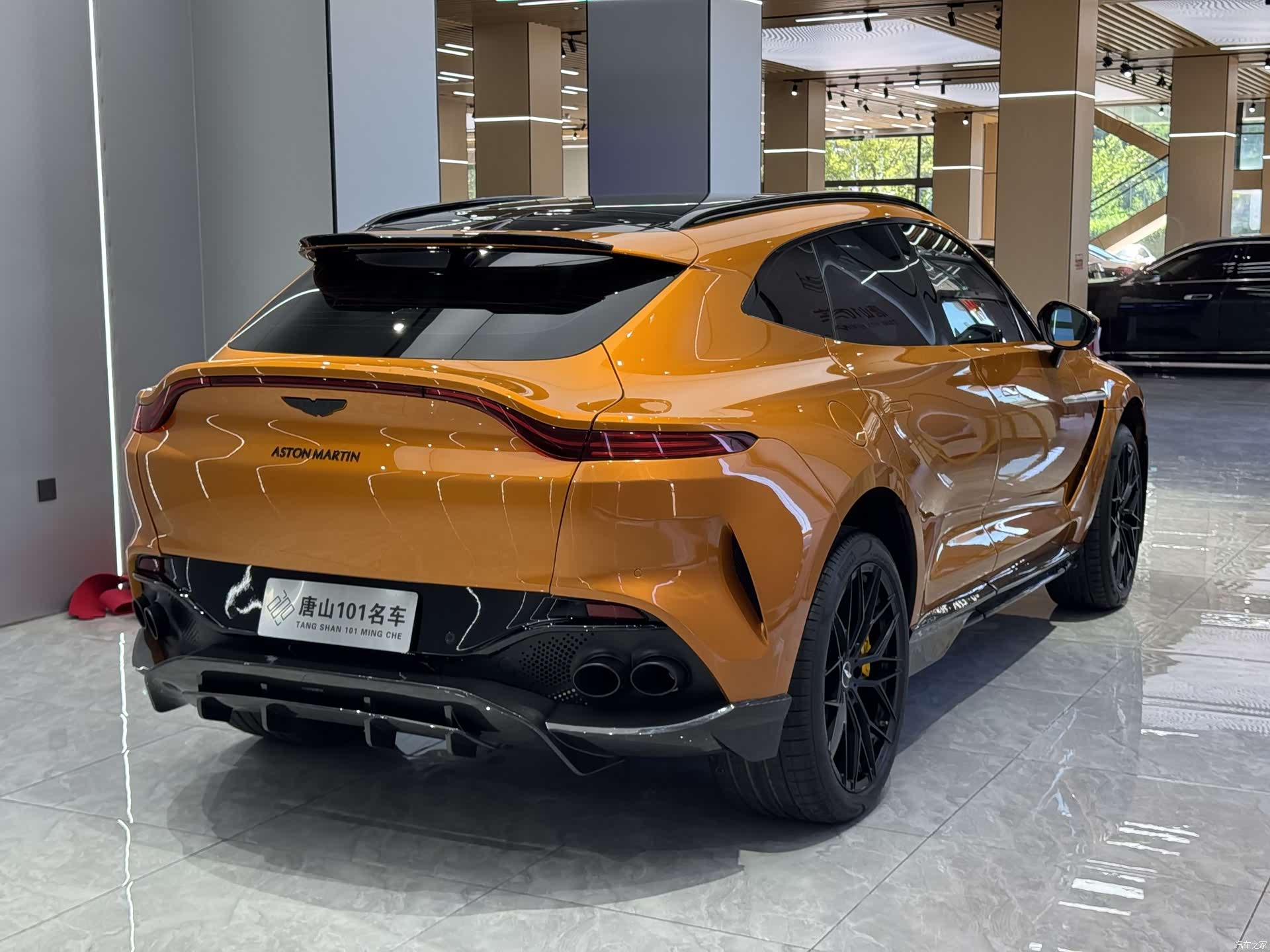 Aston Martin DBX, 2022 4