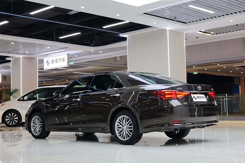 Toyota Crown, 2017 все фото