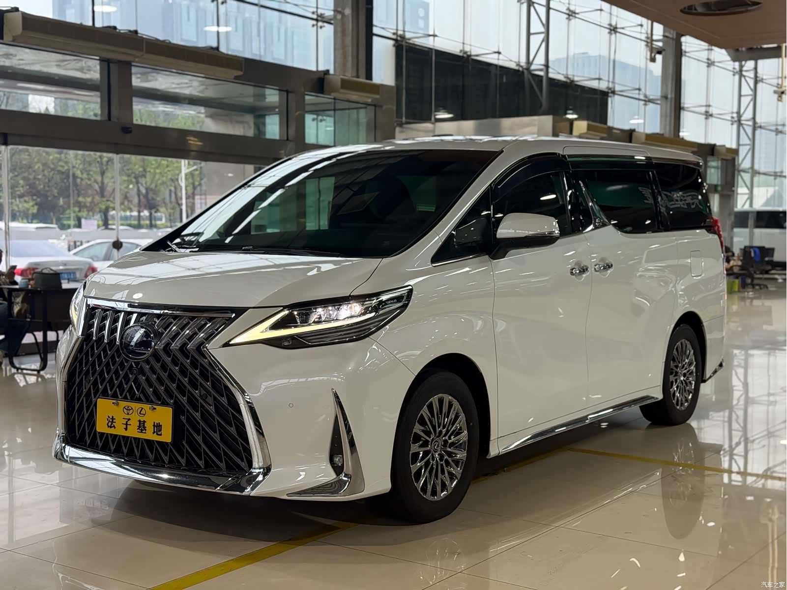 Lexus LM, 2021 4