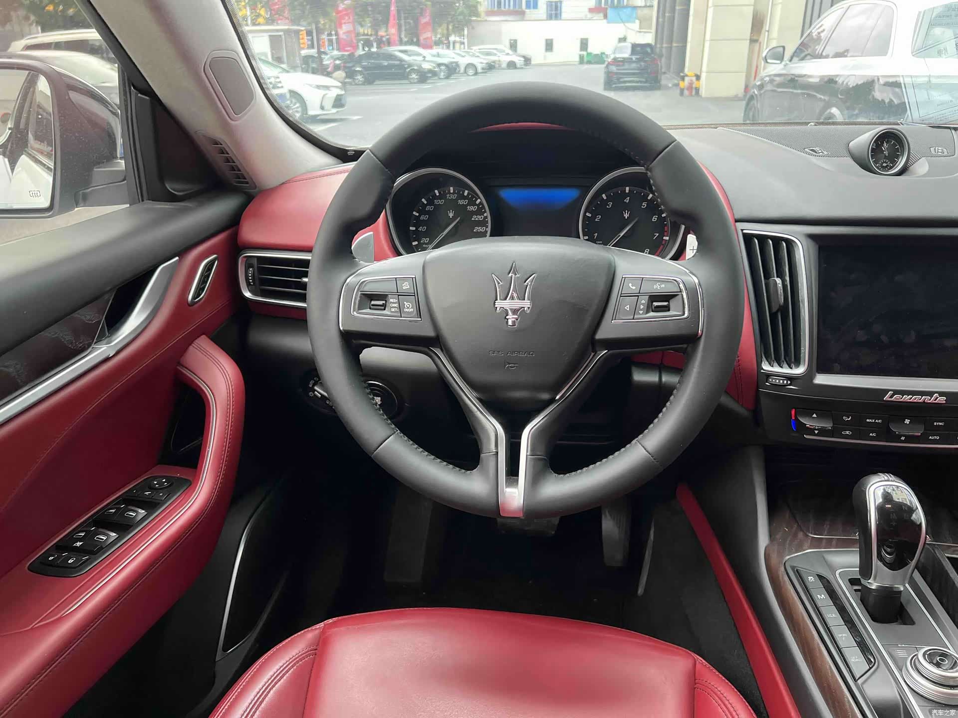 Maserati Levante, 2017 все фото