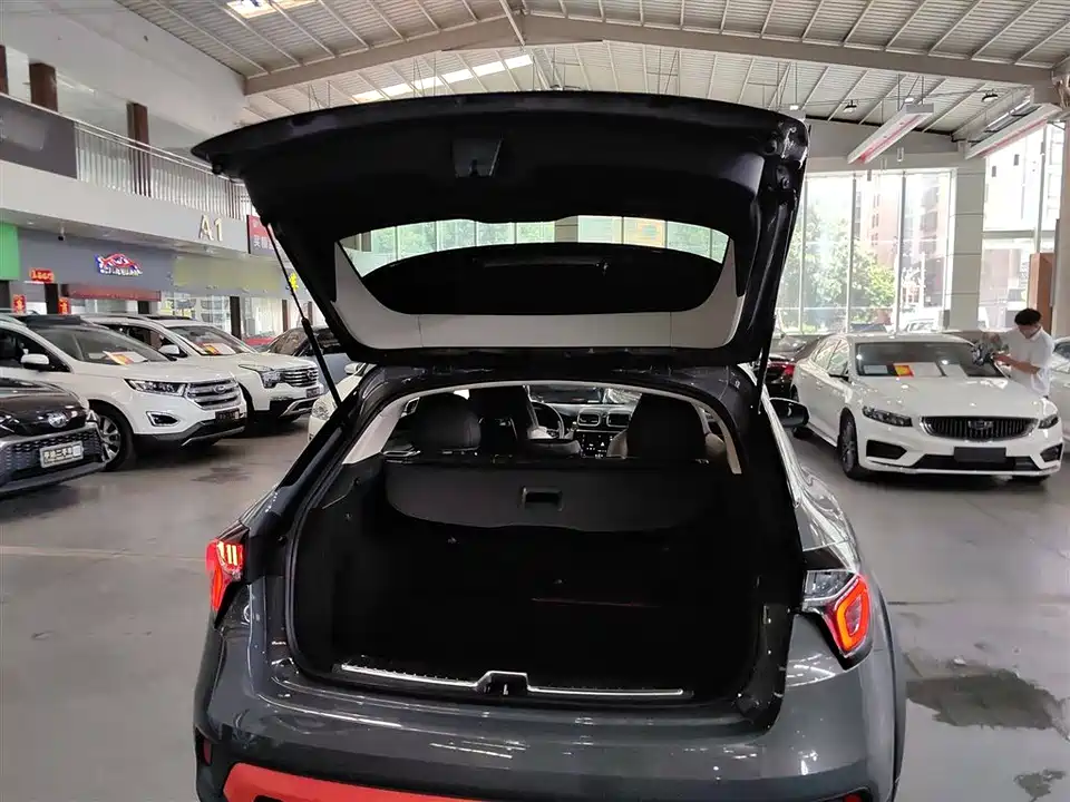 Lynk & Co 02