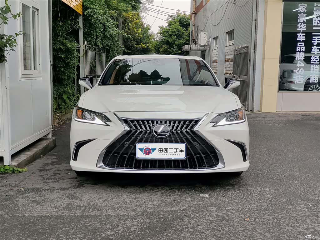 Lexus ES, 2022 3