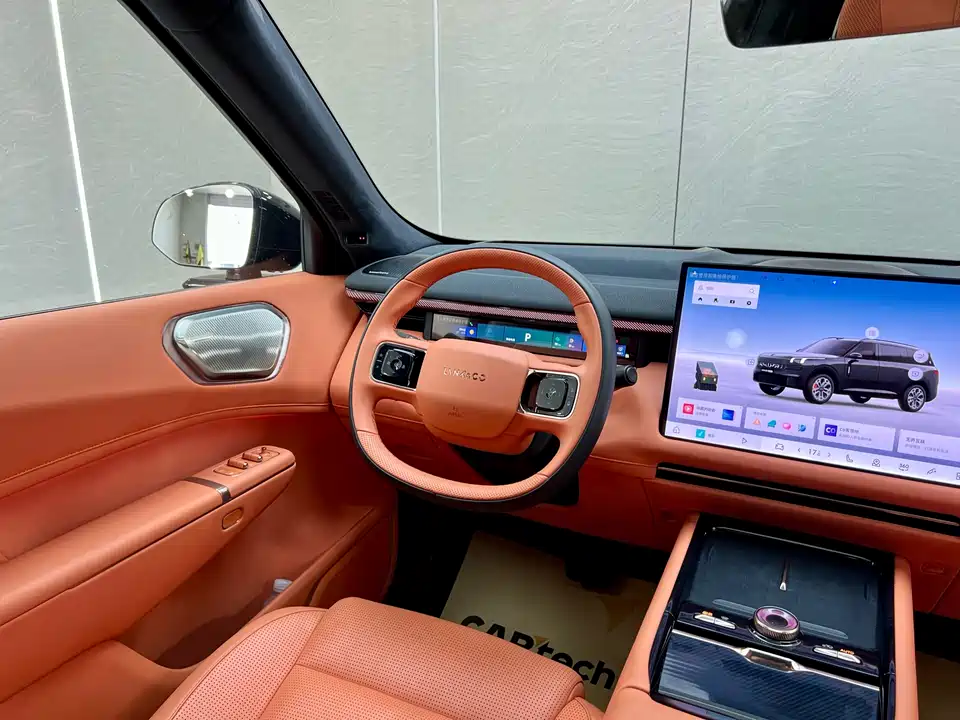 Lynk & Co 900