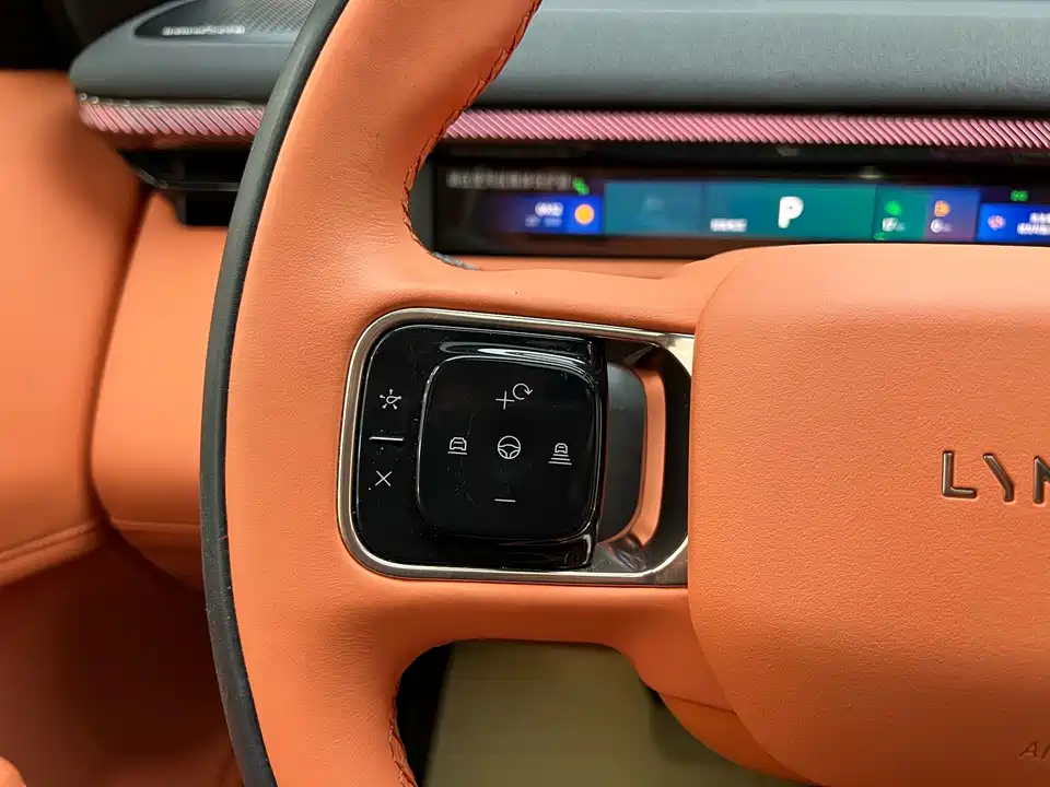 Lynk & Co 900