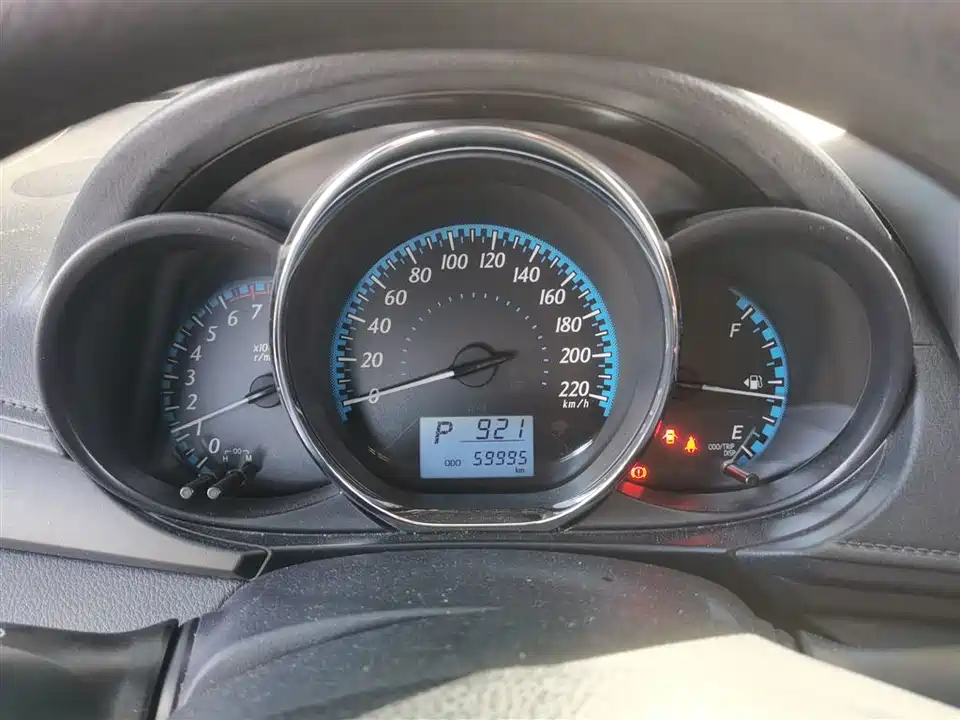 Toyota YARiS L to enjoy