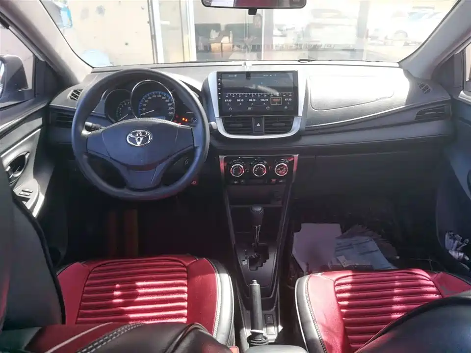 Toyota YARiS L to enjoy