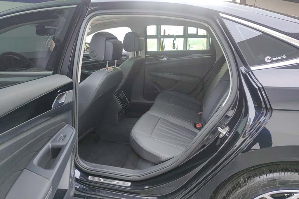 Volkswagen Passat, 2024 11