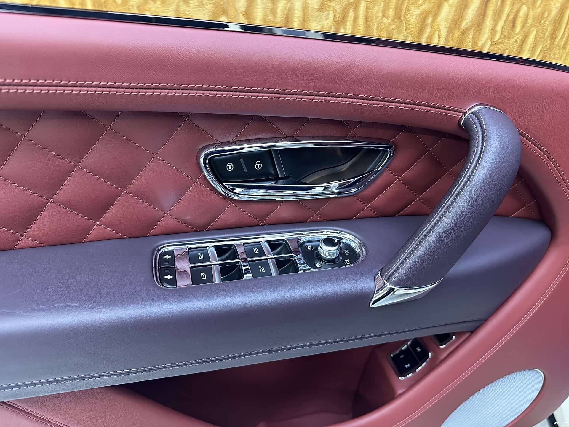 Bentley Bentayga, 2017 12