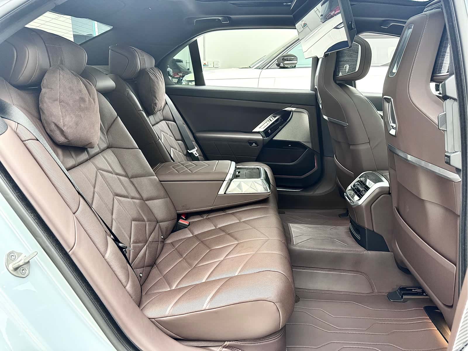 BMW i7, 2023 16