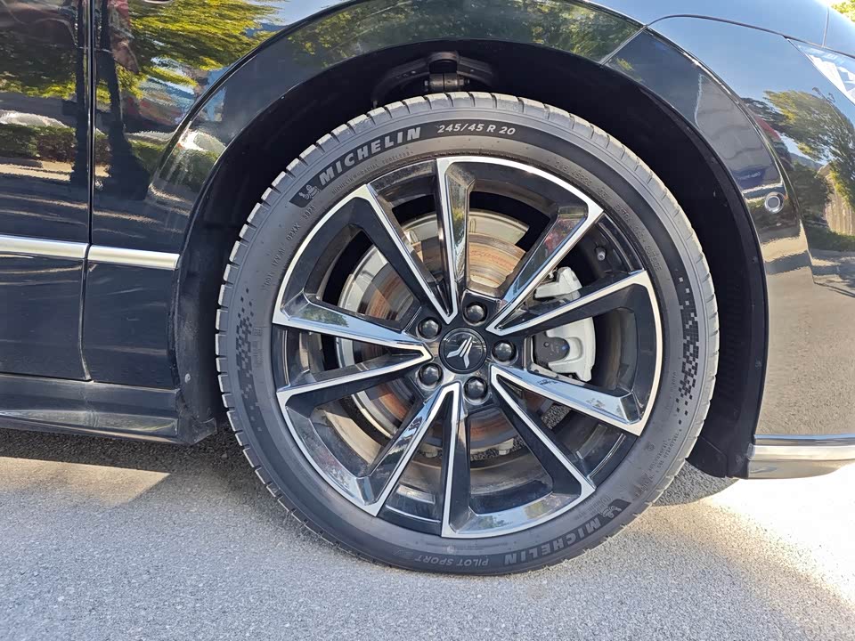 VOYAH Lantu chasing light