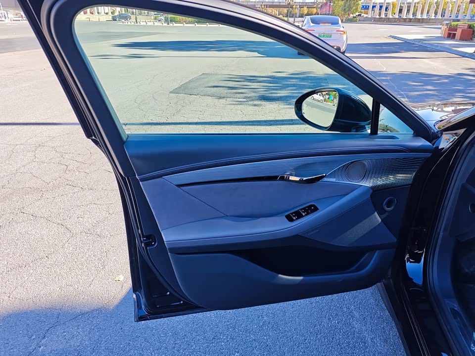 VOYAH Lantu chasing light