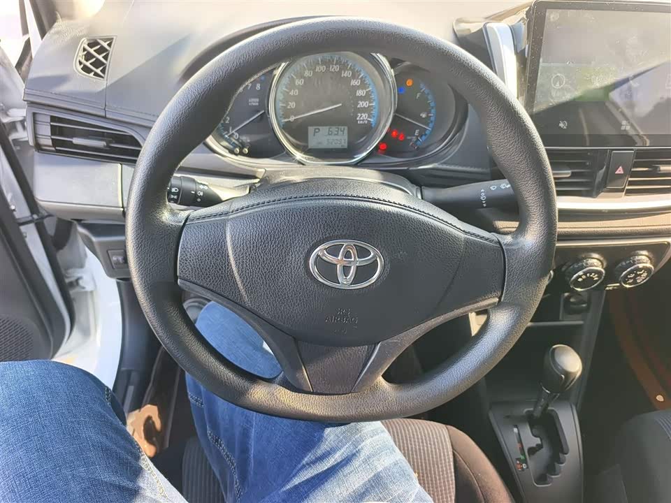Toyota YARiS L to enjoy