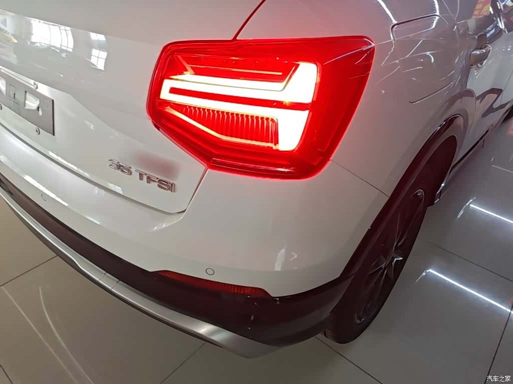Audi Q2L, 2019 8