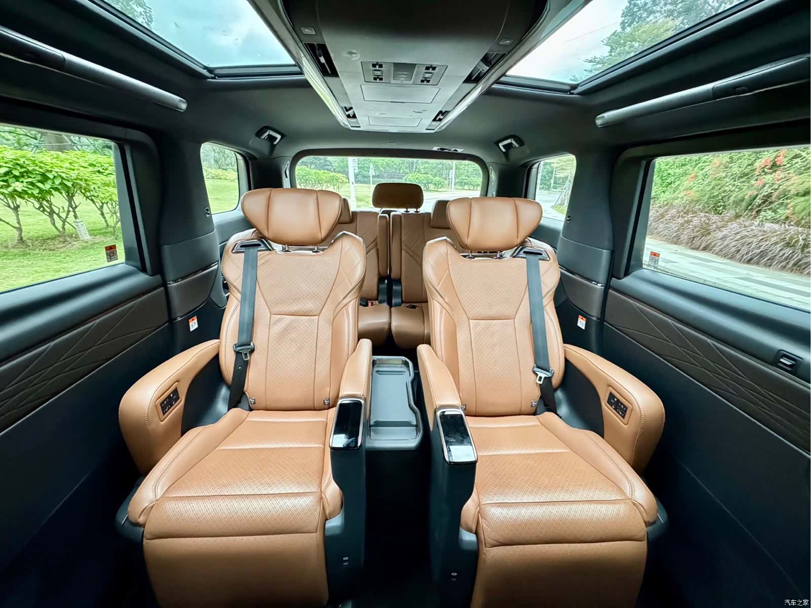 Toyota Vellfire, 2026 11