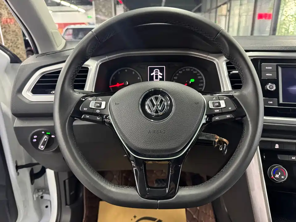 Volkswagen T-ROC exploring Songs