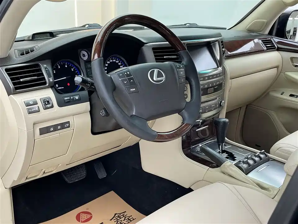 Lexus LX
