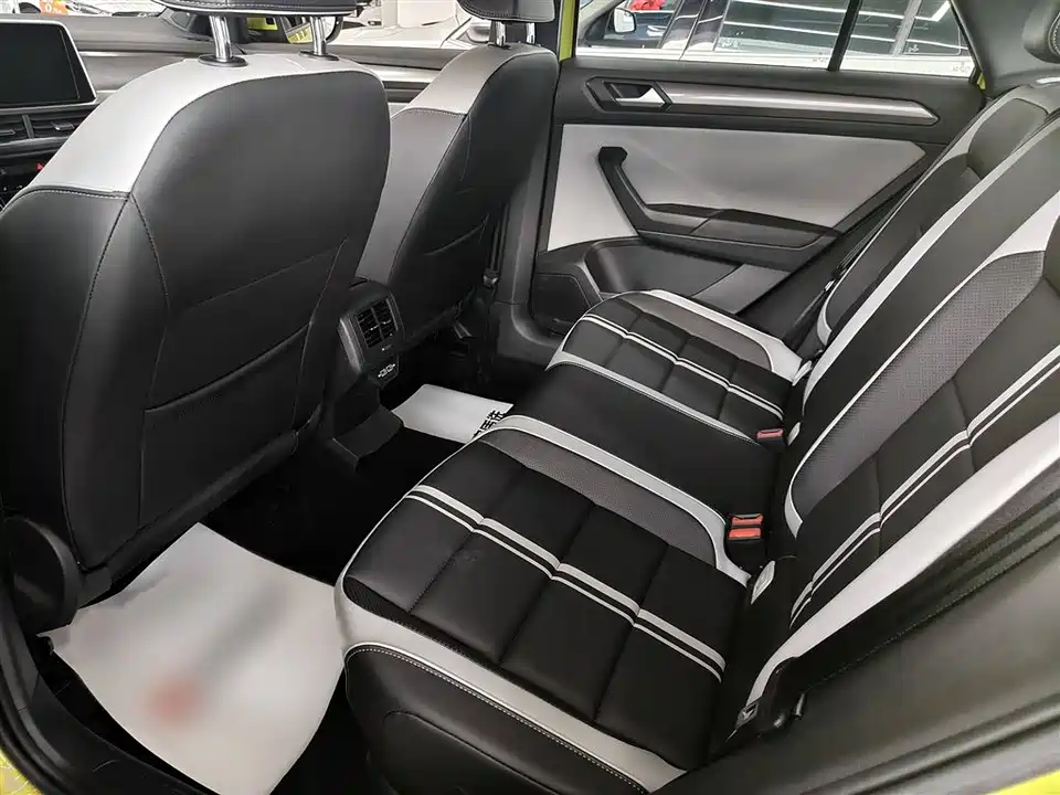 Volkswagen T-ROC exploring Songs