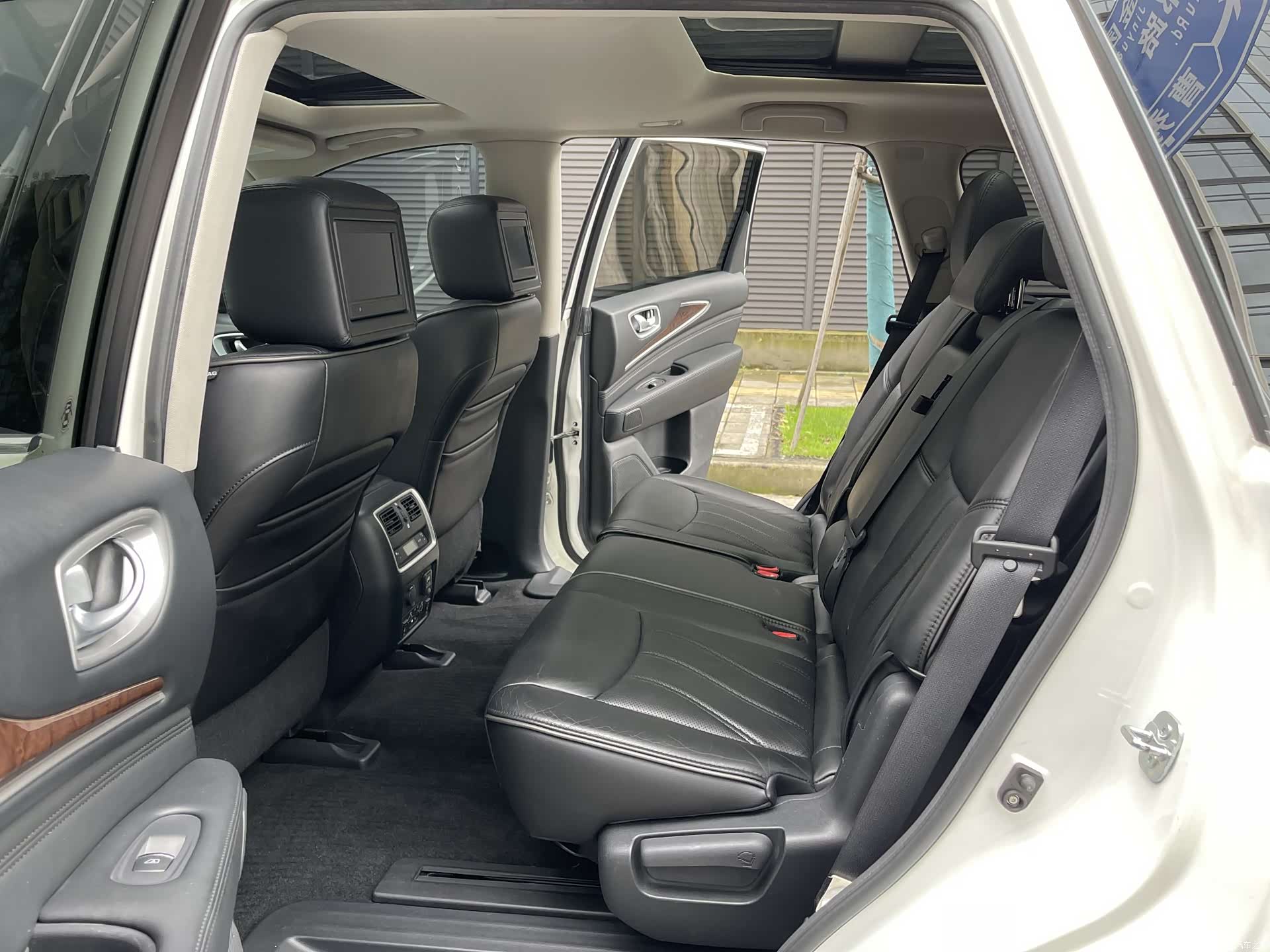 Infiniti JX35, 2014 10