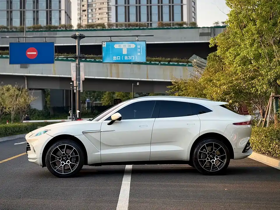 Aston Martin DBX