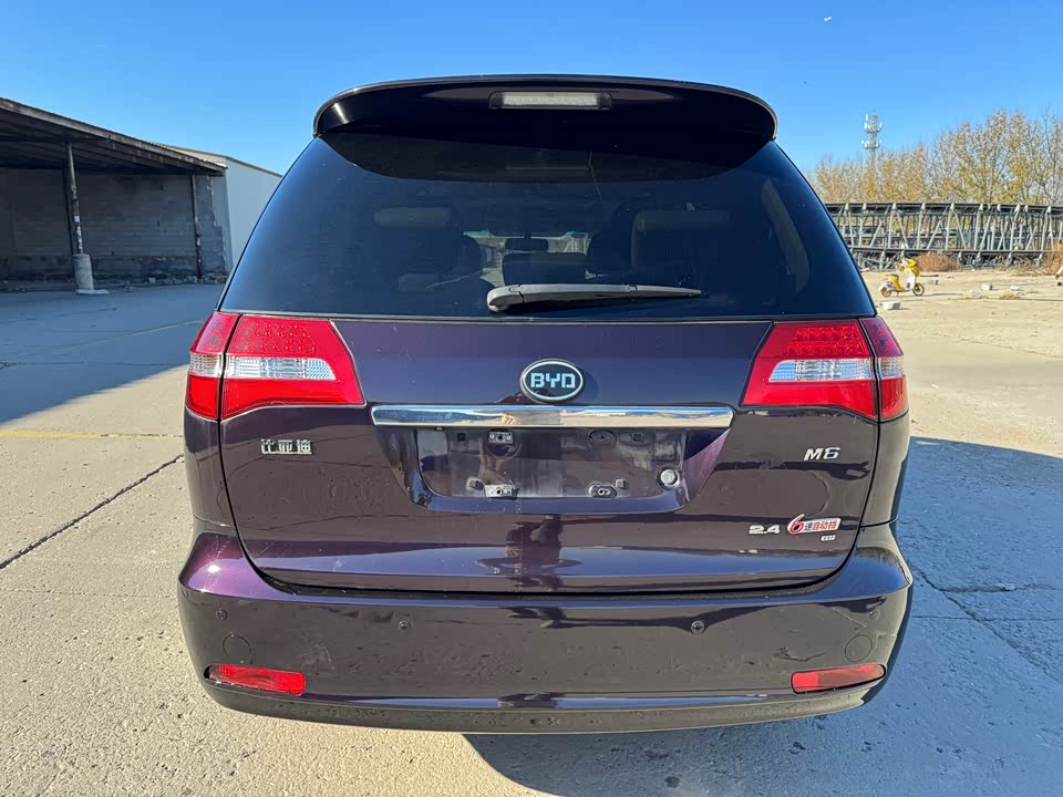 BYD M6