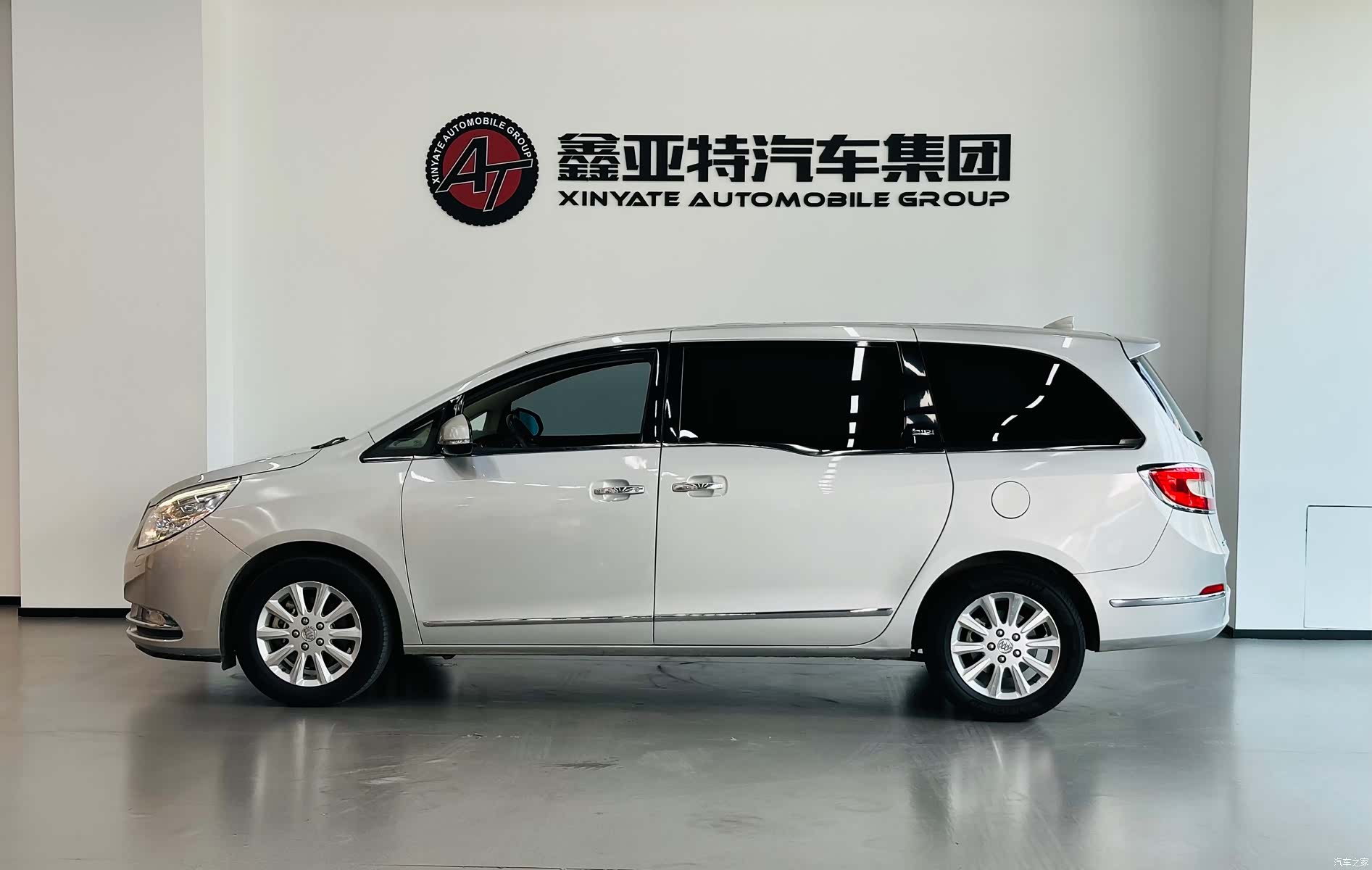 Buick GL8, 2011 3