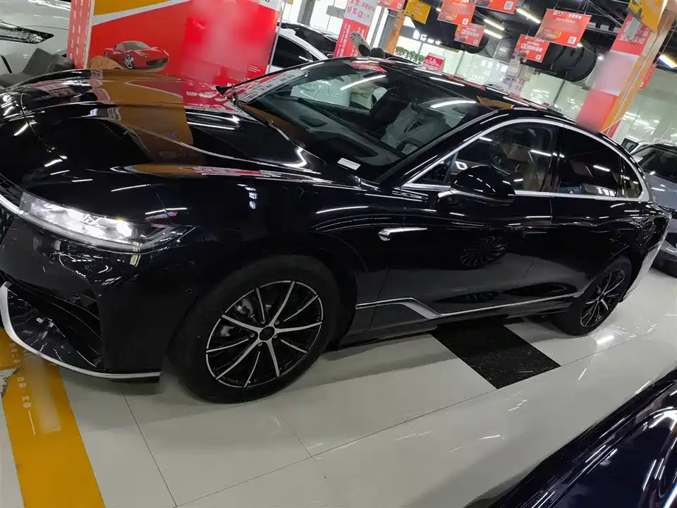 VOYAH Lantu chasing light