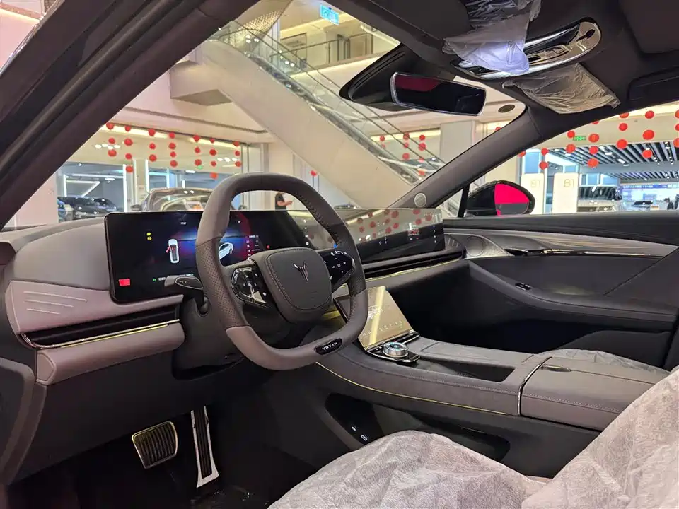 VOYAH Lantu chasing light