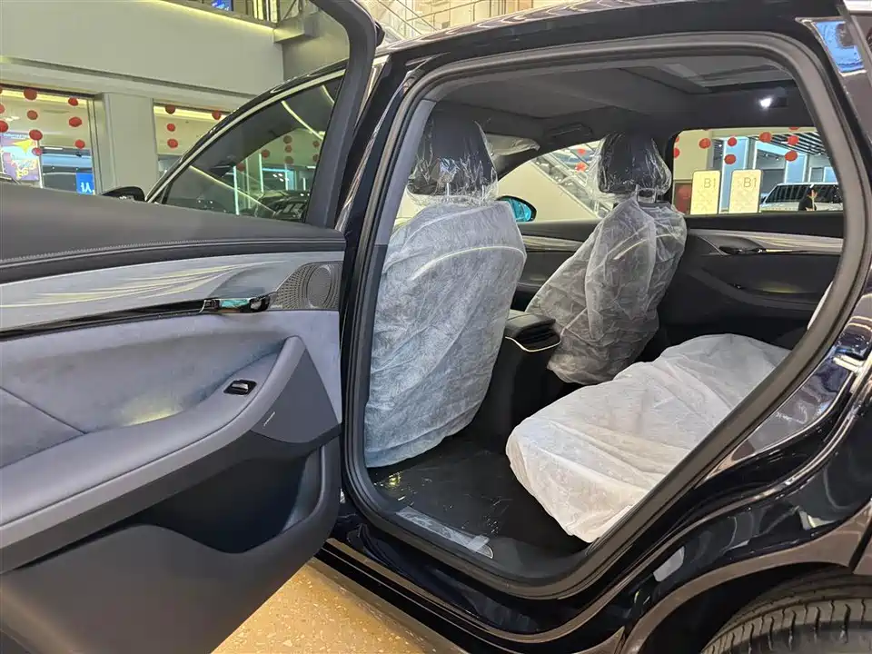 VOYAH Lantu chasing light