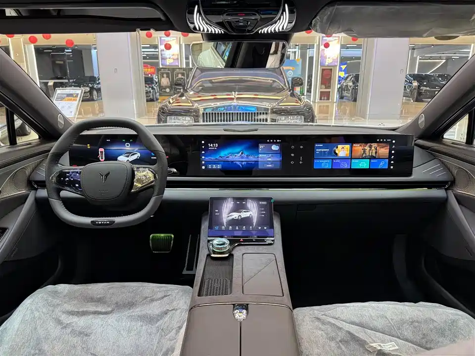 VOYAH Lantu chasing light