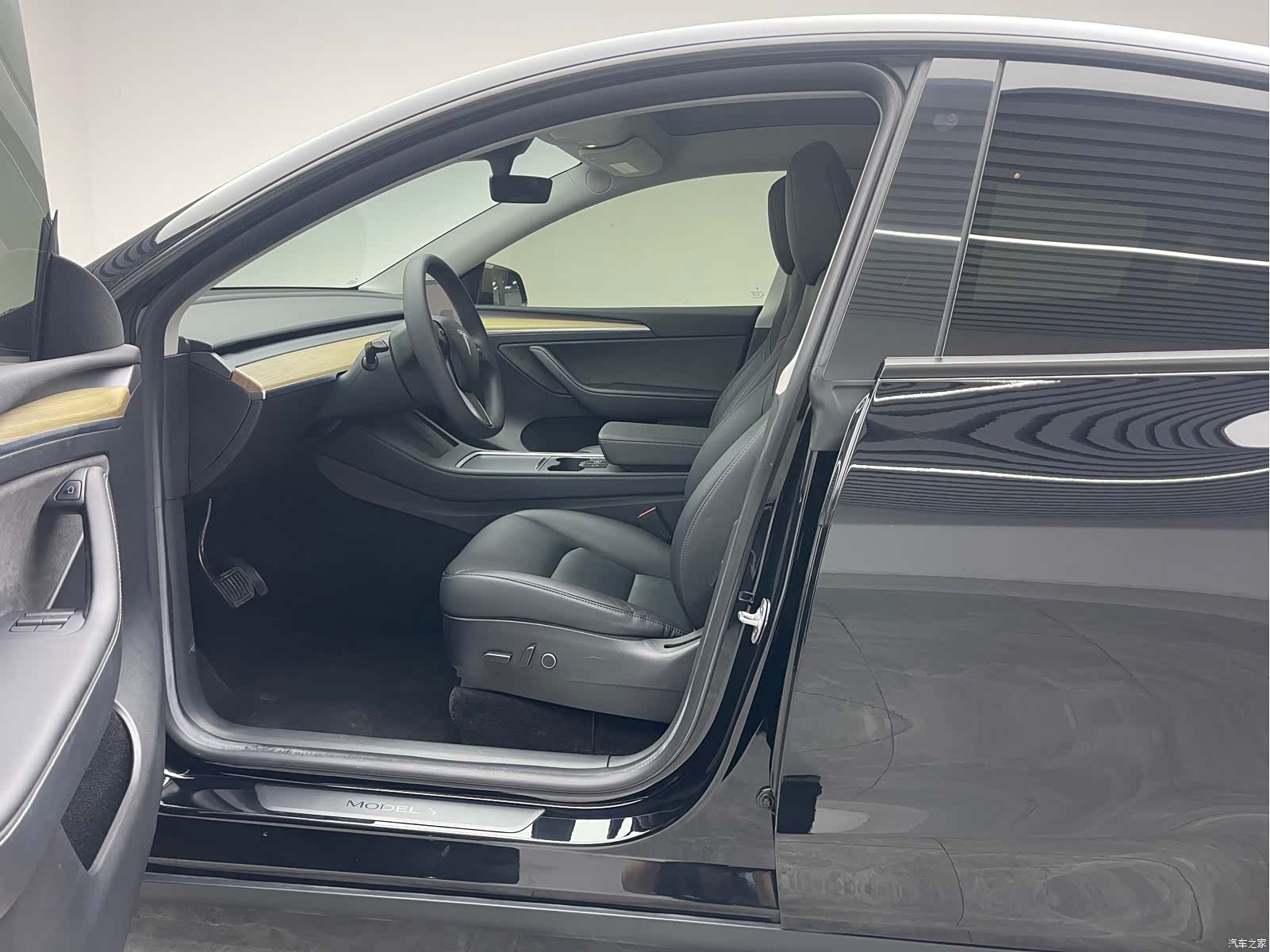 Tesla Model Y, 2023 16