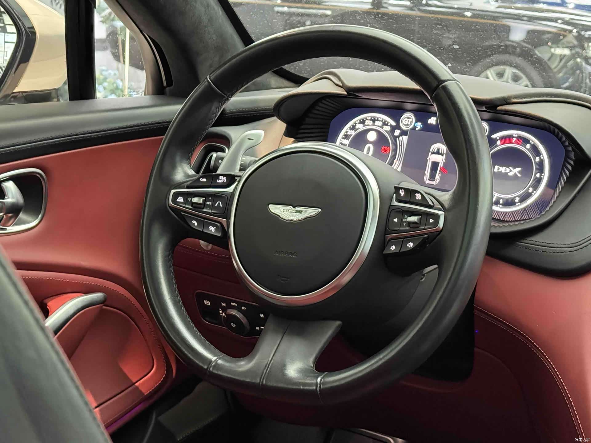 Aston Martin DBX, 2022 10