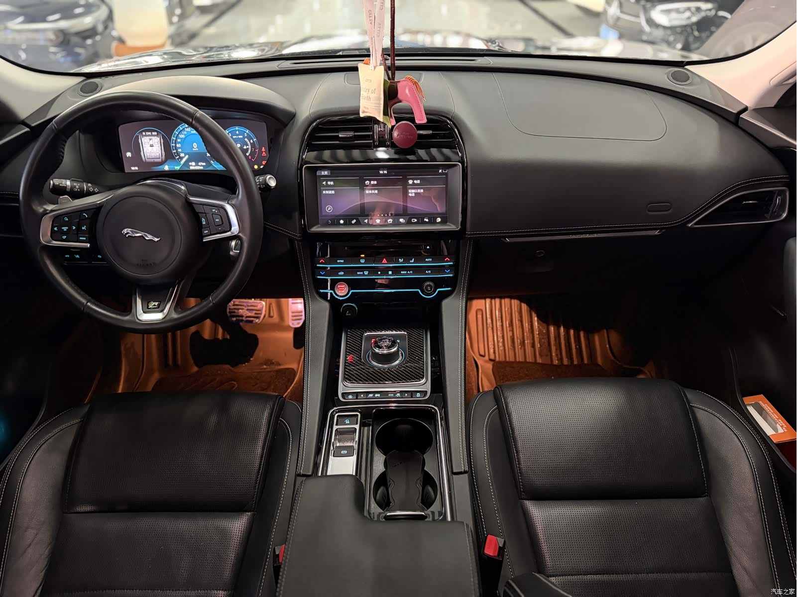 Jaguar F-PACE, 2017 все фото