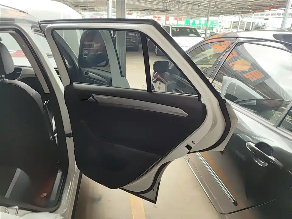 Volkswagen T-ROC exploring Songs