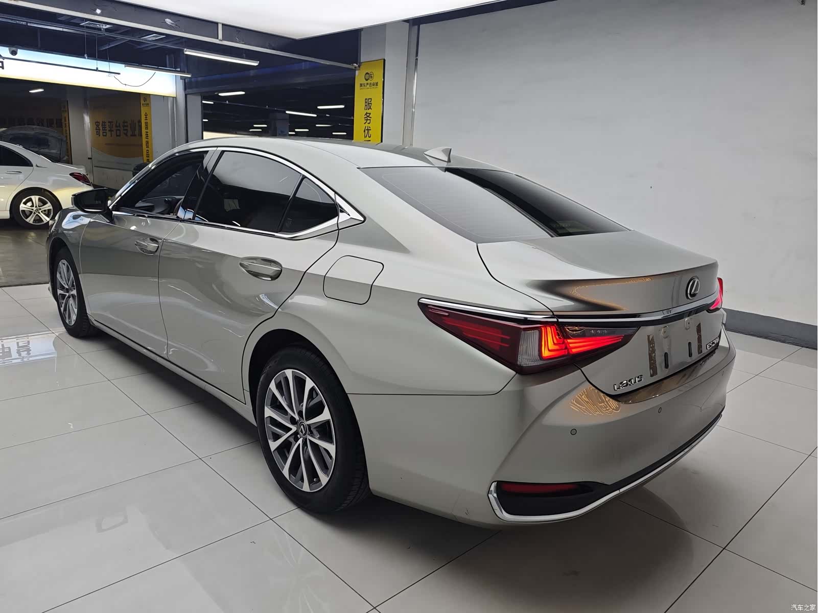 Lexus ES, 2024 4