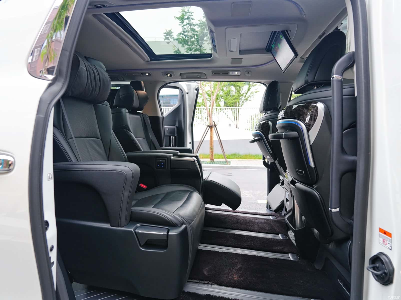 Toyota Vellfire, 2022 10