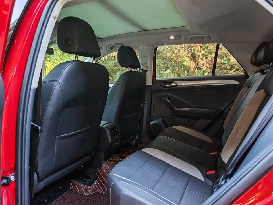 Volkswagen T-ROC exploring Songs